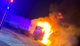 Három teherautó égett le egy fűtőberendezés okozta tűzben