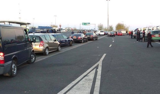 A határátkelőhelyek kezdenek zsúfolttá válni a magyar és a bolgár oldalon a hazatérők miatt