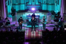 Gyertyagyújtással és Titán-koncerttel kezdődött az advent Nagyenyeden