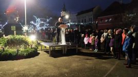Adventi fény: meggyújtották az első gyertyát Kézdivásárhely adventi koszorúján