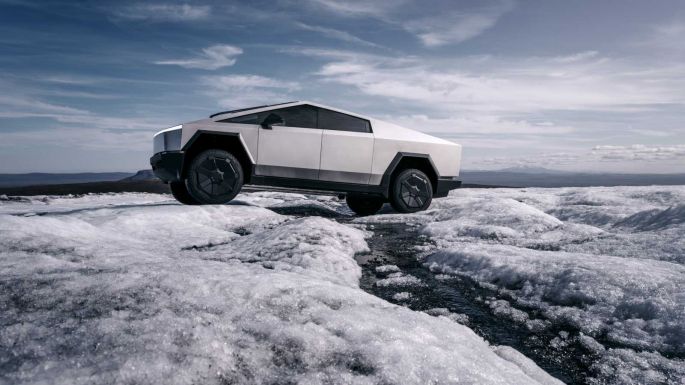 Átadták az első Tesla Cybertruck járműveket – A legolcsóbb modell 278 ezer lej