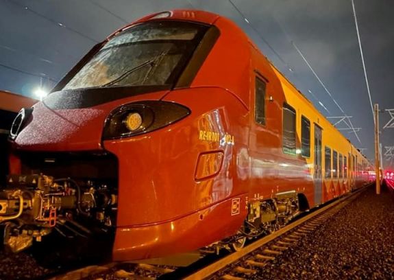 Negyven évet vártunk rá: megérkezett a CFR új elektromos vonata