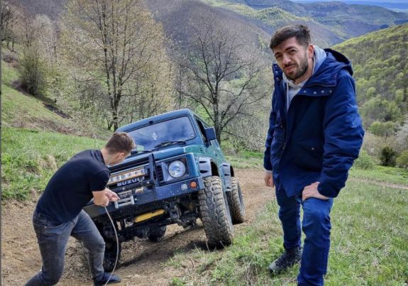 Villanyoszlopnak ütközött autójával a népszerű humorista