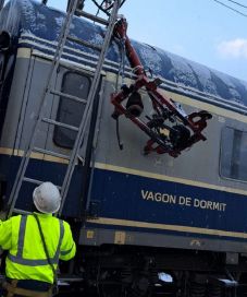 Három nő megsérült, amikor egy mozdony áramszedője letört és bezúzta a vagon ablakát