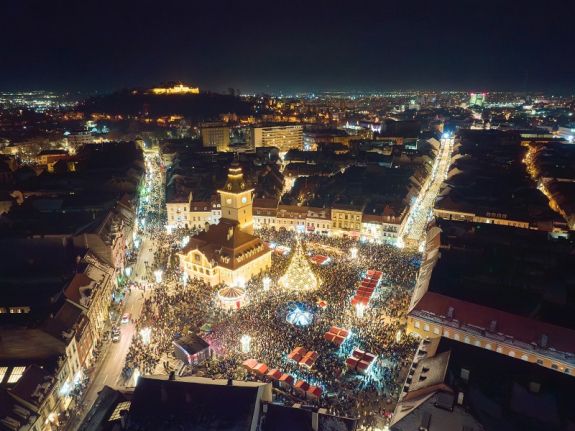 Premier Brassóban: hóágyúznak a főtéren