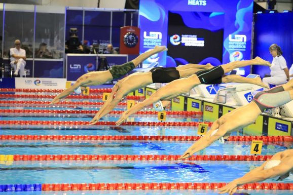 FRISSÍTVE: Döntőbe jutva nyitották meg a rövidpályás úszó-Eb-t