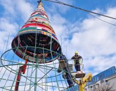 Indul a Kultfeszt: színes sálakkal díszített karácsonyfa Marosvásárhelyen 