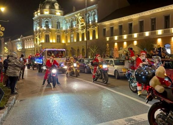 Óriási tömeget csaltak Sepsiszentgyörgy utcáira a motoros Mikulások