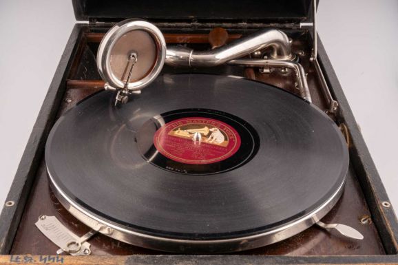 Egy közel száz éves gramofon a hónap tárgya a Csíki Székely Múzeumban