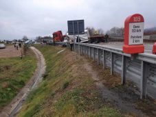 Három jármű, négy sérült, egy halott – súlyos baleset Bihar megyében