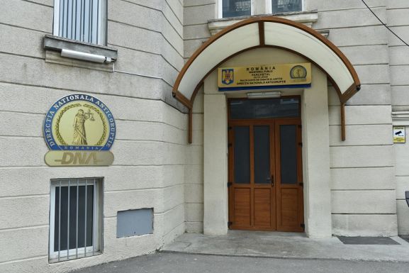 Csúszópénzt elfogadásával gyanúsítják a „csalásellenes” felügyelőket