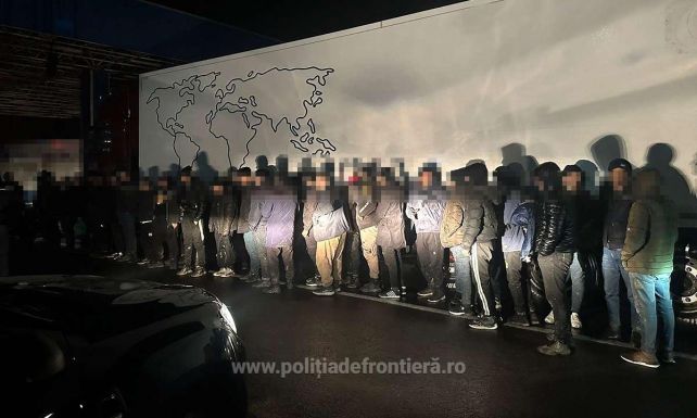 Fémtekercsek és autóalkatrészek között több mint száz migránst próbáltak átcsempészni a határon
