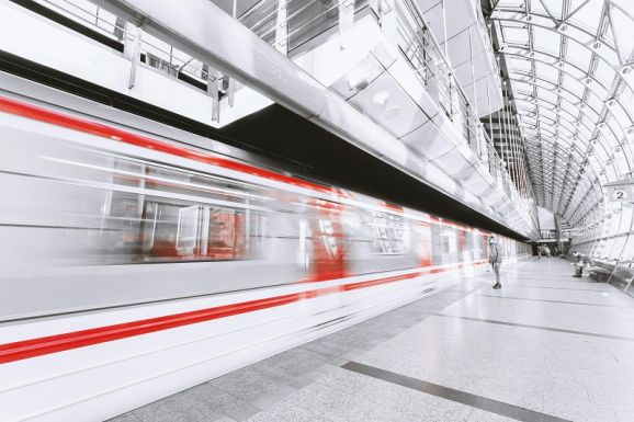 Fantasztikus: hét év múlva 160 kilométer/órás sebességgel kell közlekedjenek a romániai vonatok