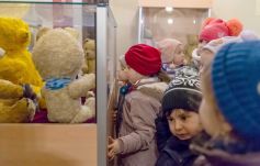 Nagykároly: mackókiállítás nyílt a Károlyi-kastélyban (VIDEÓ)