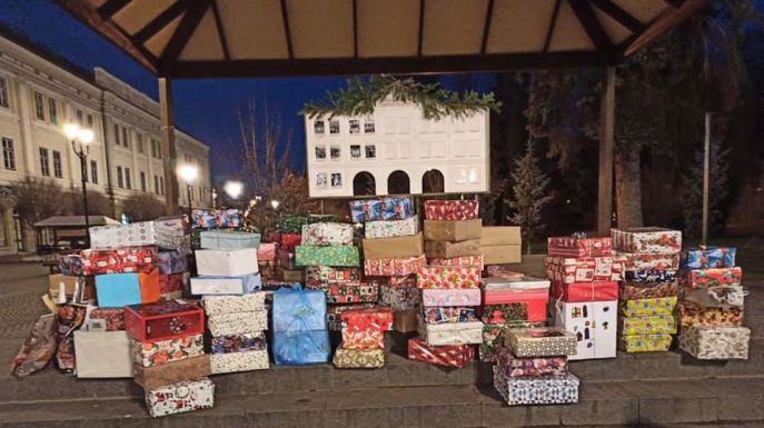 Karácsonyi kihívás diákoknak: rászorulóknak szánt ajándékokkal nyerhetnek csapatösszerázót