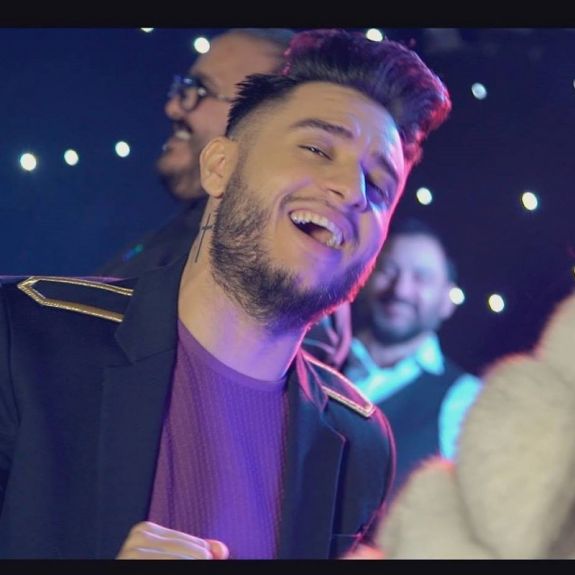 Csalással vádolnak egy manele-énekest: esküvői fellépésre elvette a pénzt, de oda sem ment