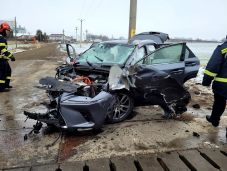 Durva baleset: frontálisan ütközött egy kisbusz és egy gépkocsi – egy személy meghalt, négy megsérült