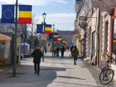 Törvénnyel kötelezik a tiszteletet: nagy bírságot kockáztat, aki nem tiszteli Románia zászlóját
