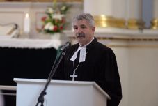 Zelenák József karácsonyi pásztorlevele: A jászol és a kereszt nem engedi, hogy szétessünk, mert megtart, biztossá tesz