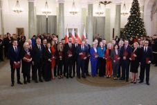 Lengyelország: letette a hivatali esküt Donald Tusk kormánya