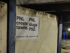 Megbüntették az USR-seket a PNL-t becsmérlő plakátjaikért Nagyváradon