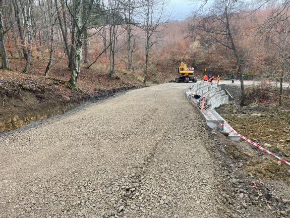 Újra lehet közlekedni Sugásfürdő felé: megjavították a beomlott utat