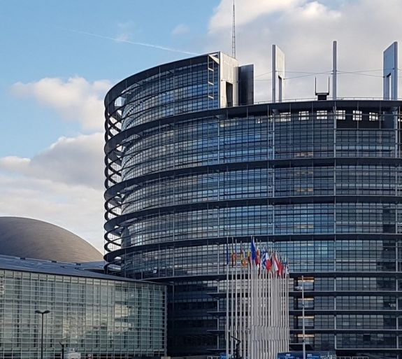 Terrorriadó Strasbourgban: megfertőzhették az EP-képviselők palackozott vizét