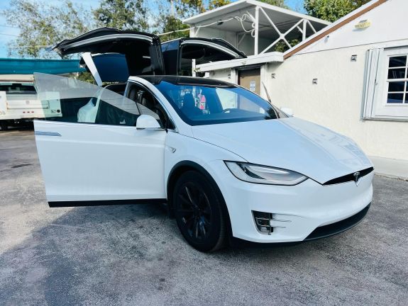 Nem működik megfelelően az automata üzemmód, kétmillió autót hív vissza a Tesla