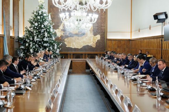 Túlóráznak: csütörtökön elfogadja a kormány a költségvetést – jövőben nőni fog a minimálbér