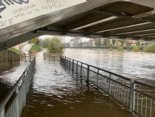 Hatszorosára nőtt a Sebes-Körös vízhozama, elöntötte a sétányokat Nagyvárad központjában