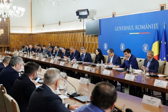 Éjszakába nyúló kormányülésen elfogadták a jövő évi költségvetést: emelik a nyugdíjat, a tanárok bérét, az adókat nem