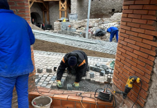 Megosztja a helybélieket Déva felújított várának képe