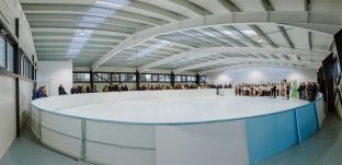 Fedett műjégpályát avattak Kalotaszentkirályon – ez az első Kolozs megyében