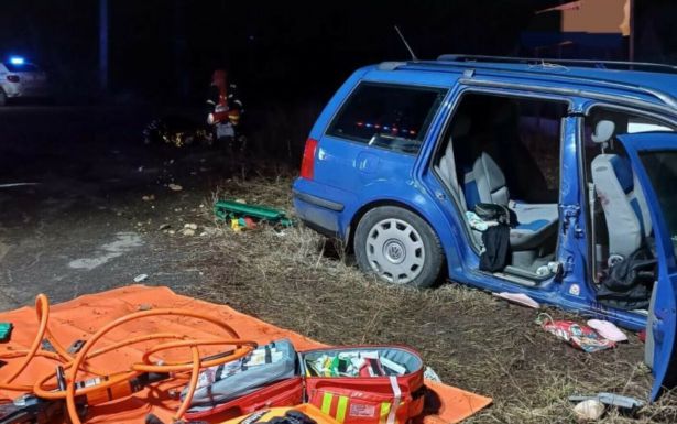 Szörnyethalt egy 19 éves lány, és ketten megsérültek, amikor autójukkal egy fának csapódtak