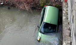 Baleset Hargita megyében: folyóba zuhant egy autó