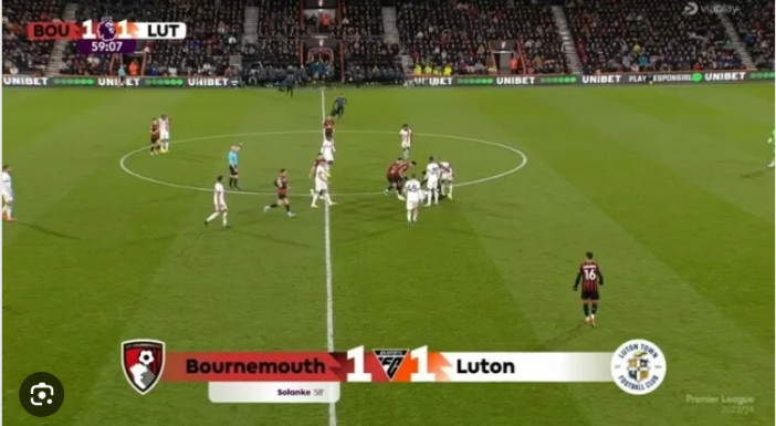 A pályán esett össze: meccs közben állt le a szíve a focistának