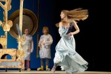 Bízni kell a gyerekek fantáziájában – Ilyen volt a Kolozsvári Állami Magyar Színház A fülemüle című előadása