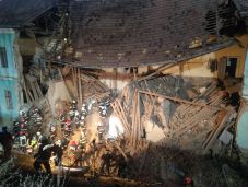 FRISSÍTVE - Egy diák meghalt, hárman megsérültek, egyikük állapota válságos, miután összeomlott a székelyudvarhelyi Tamási Áron Gimnázium bentlakásának egy része