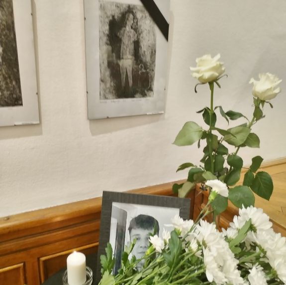 Kevés hely, sok fájdalom – Rendhagyó tárlatnyitón emlékeztek az elhunyt diákra