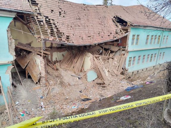 Egy diák meghalt és több súlyosan megsérült, amikor részben összeomlott a Tamási Áron Gimnázium bentlakása
