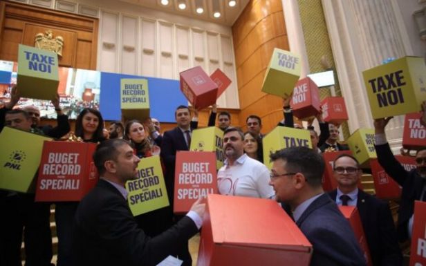 Groteszk cirkusz a parlamentben a költségvetés vitáján