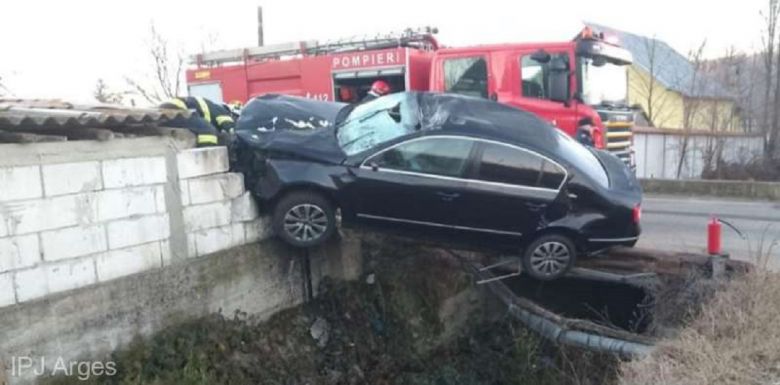 Súlyosan megsérült egy nő, miután elütött egy lovat, majd felugratott a kerítésre