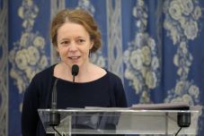 Magyar Nyelvőr Díjat kapott Bartos Erika, a Bogyó és Babóca írónője