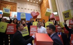 Groteszk cirkusz a parlamentben a költségvetés vitáján