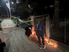 Mécseseket gyújtottak a diákok az összeomlott bentlakás mellett