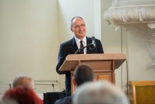 Kovács István karácsonyi pásztorlevele: velünk az Isten a megpróbáltatásokban és a veszteségekben is