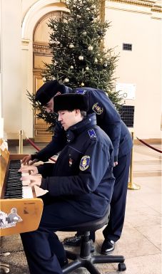 Zongorista magyar rendőröktől olvadozik a fél internet: munkaidőben, a Keleti pályaudvaron pattantak hangszer elé