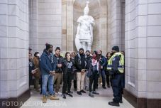 Palesztinpárti tüntetőket tartóztattak le Amerikában: cipőket dobáltak a Capitoliumban