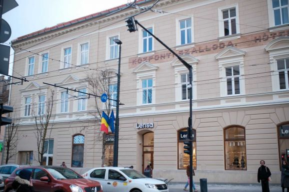 Visszakerült az eredeti magyar felirat a Központi Szálloda homlokzatára