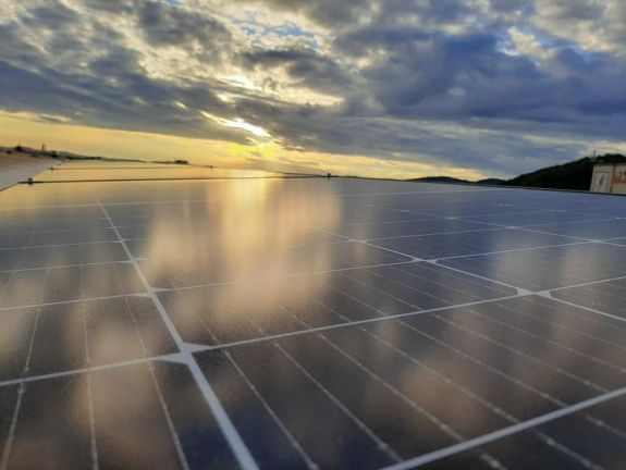 Erdélyben található a legnagyobb tetőre szerelt romániai napelempark